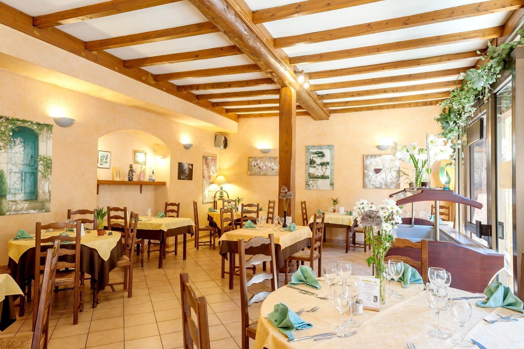 Hotel Restaurant Le Saint Clement Buitenkant foto