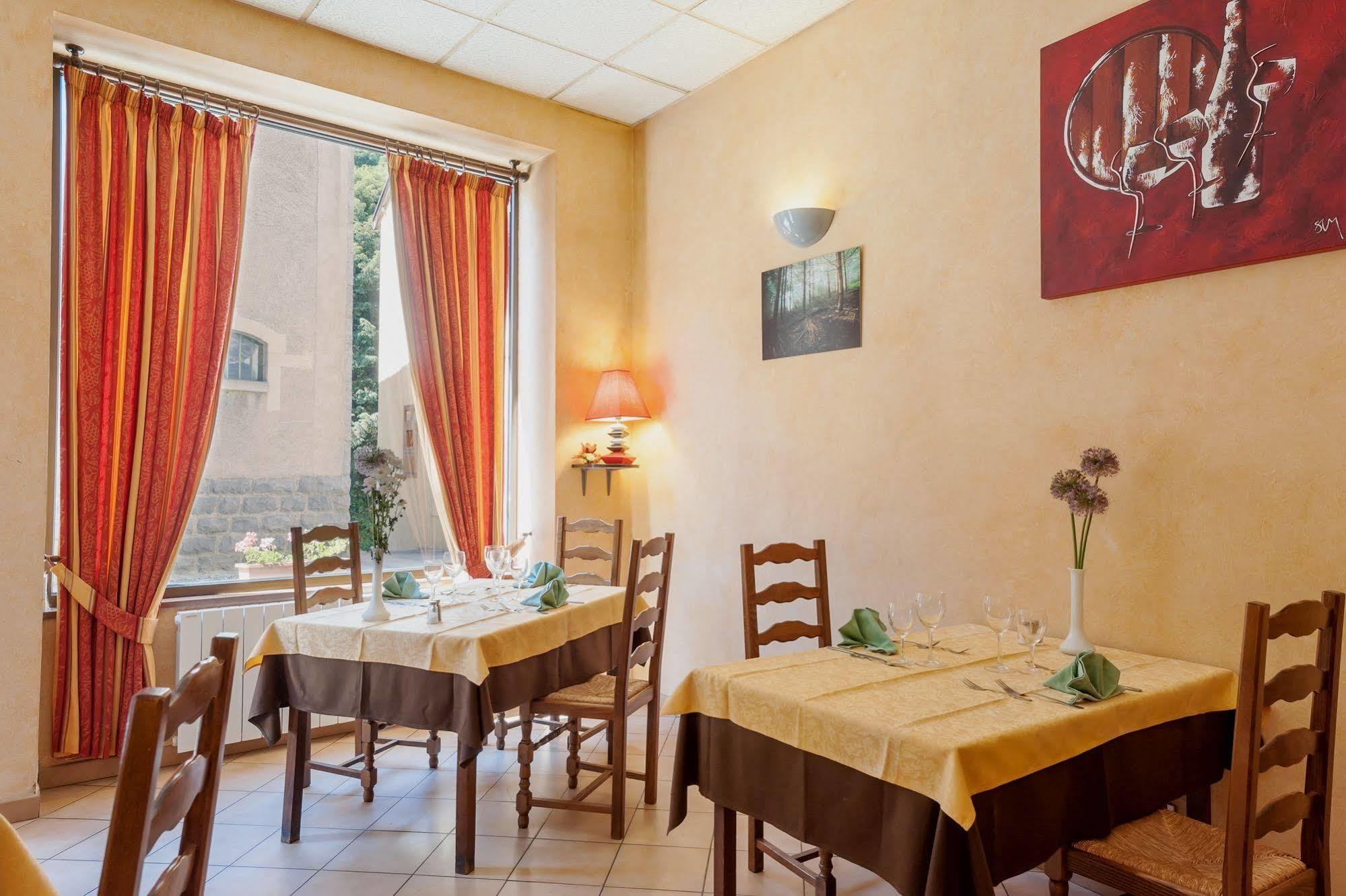 Hotel Restaurant Le Saint Clement Buitenkant foto