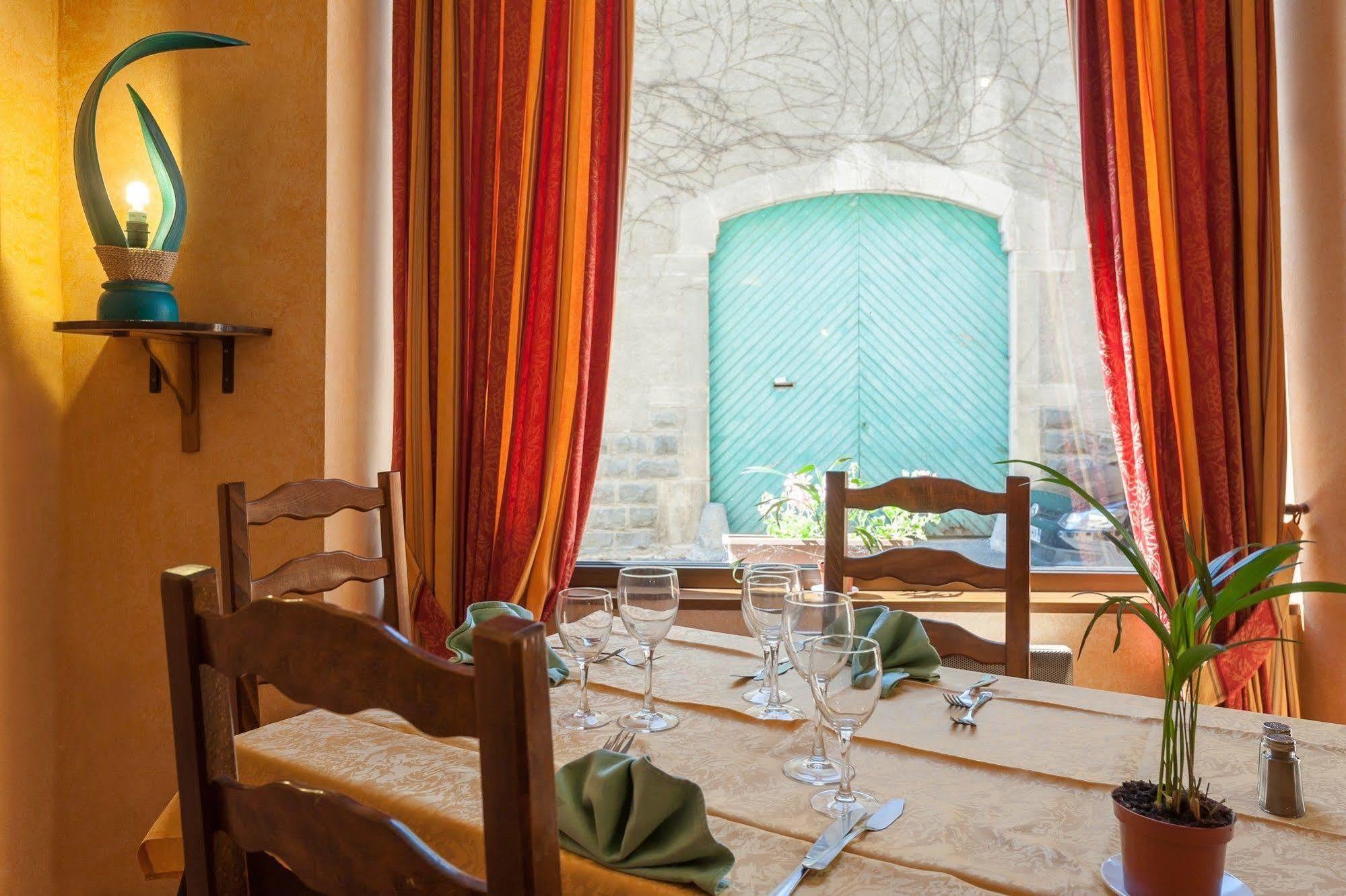 Hotel Restaurant Le Saint Clement Buitenkant foto